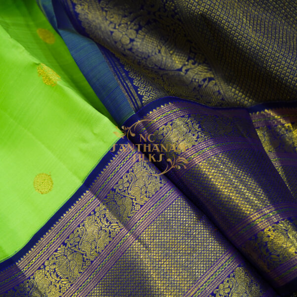 Green butta and traditional kanchipuram korvai border - Image 3