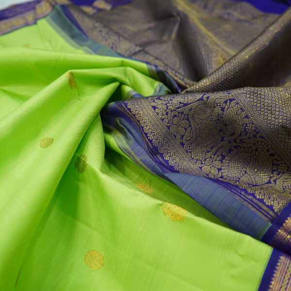 Green butta and traditional kanchipuram korvai border - Image 2